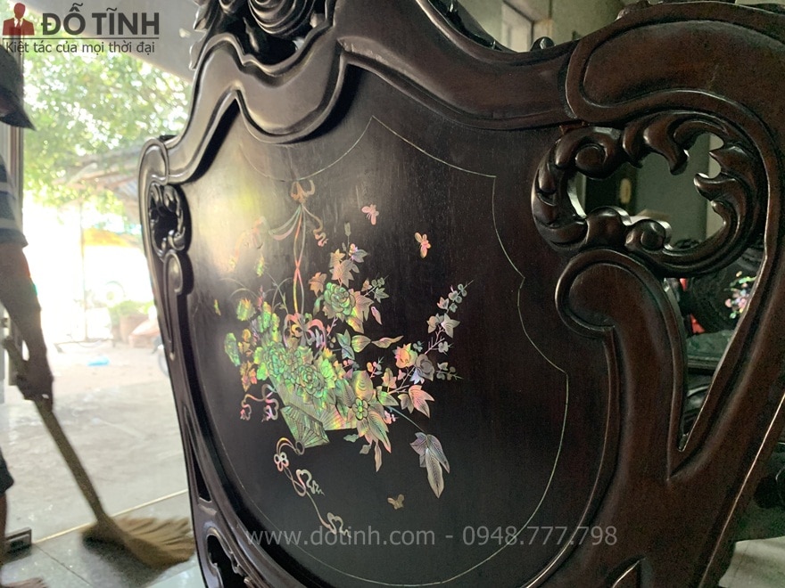Mặt sau của lưng ghế cũng được khảm ốc váng sáng lóa - Ảnh: Dotinh.com