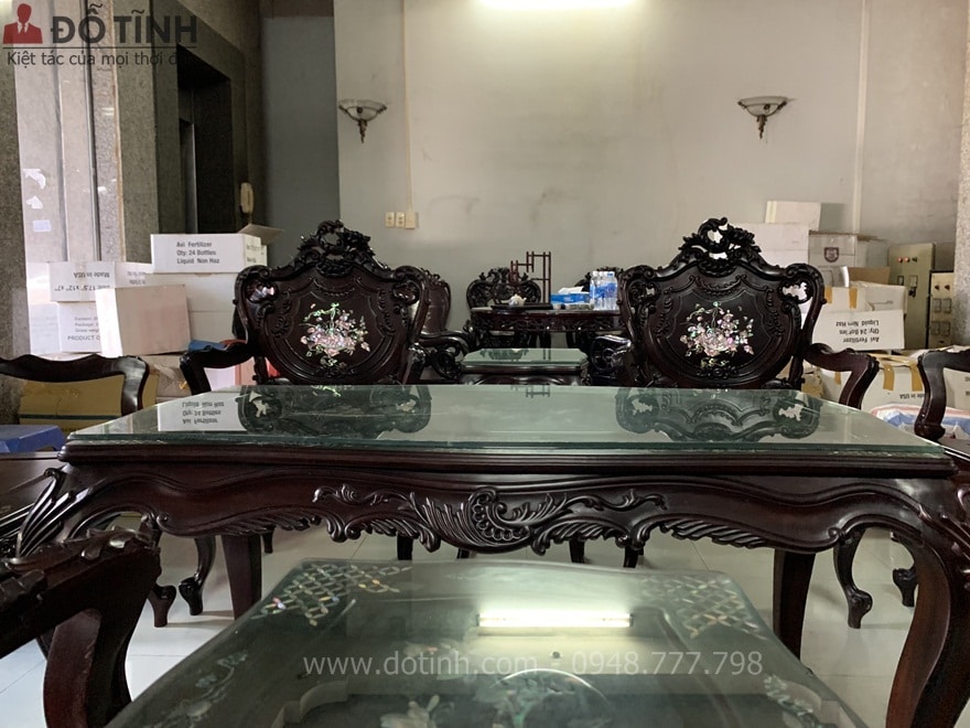 Để bảo về mặt bàn khỏi trầy xước thì gia chủ đặt thêm mặt kính lên trên mặt bàn - Ảnh: Dotinh.com
