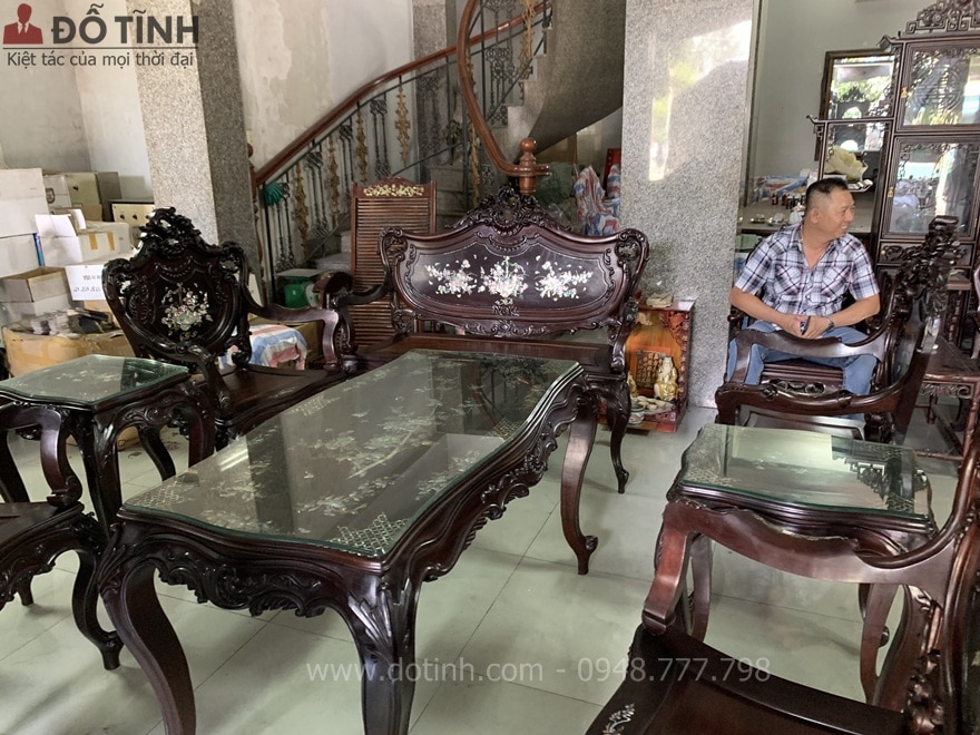 Sự thích thú của các thành viên trong gia đình chú Định khi sở hữu bộ ghế louis khảm ốc 9 món - Ảnh: Dotinh.com