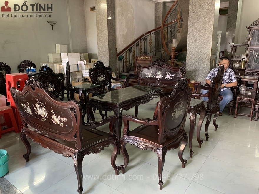 Nhìn tổng thể bộ bàn ghế louis khảm ốc 9 món khá mềm nuột - Ảnh: Dotinh.com