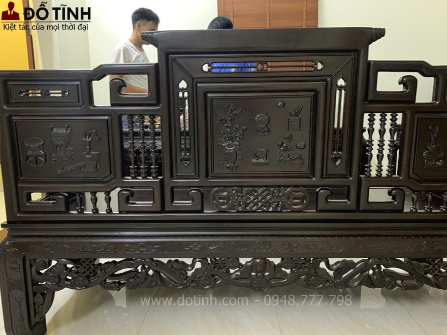 Bàn giao bộ tràng kỷ cổ đồ đại Huế tại Mê Linh, Hà Nội - Ảnh: Dotinh.com