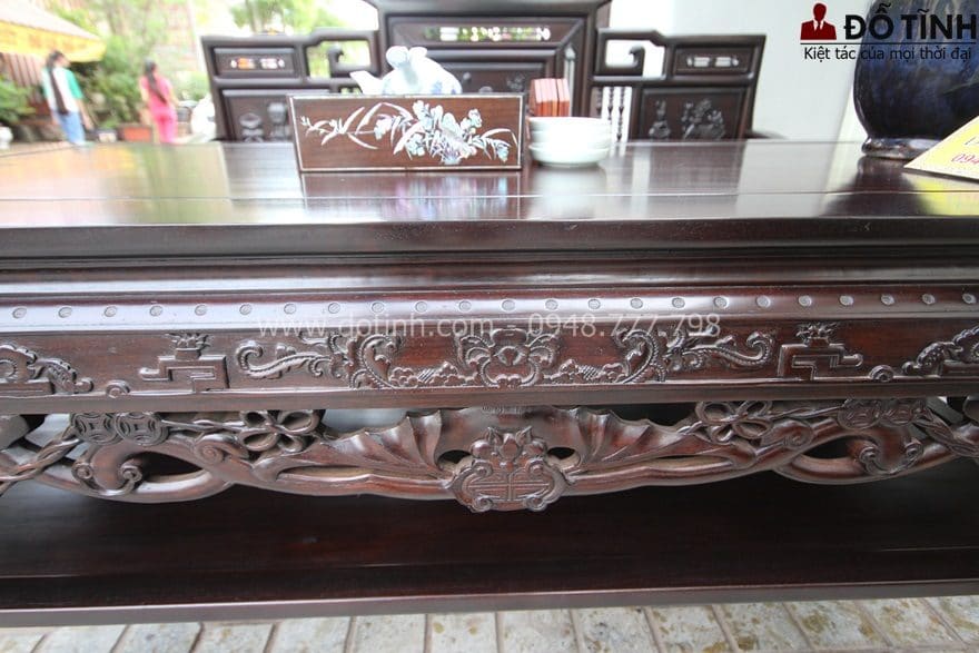 Bộ bàn ghế trường kỷ cổ đồ đại thích hợp với mọi kiến trúc ngôi nhà – Ảnh: Dotinh.com