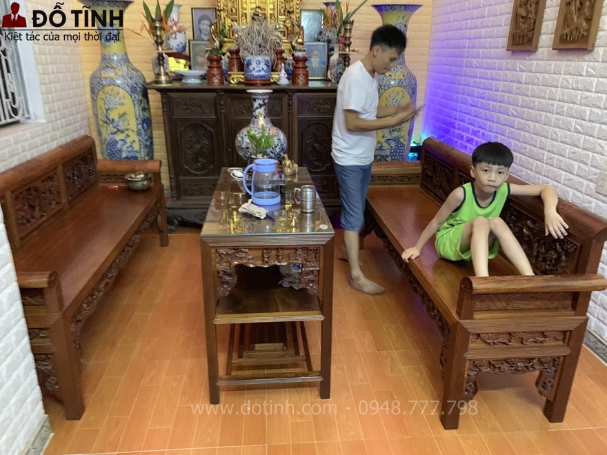 Bộ trường kỷ đục tích tam quốc gỗ gụ ta được kết hợp với bàn thờ gia tiên mang đến không gian xưa đầm ấm, sang trọng - Ảnh: Dotinh.com