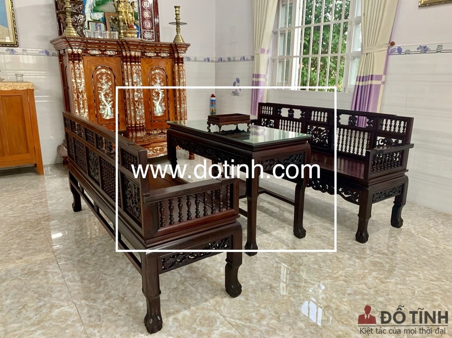 Bộ trường kỷ TK28 được đặt trịnh trọng tại gian thờ tự của gia đình - Ảnh: Dotinh.com
