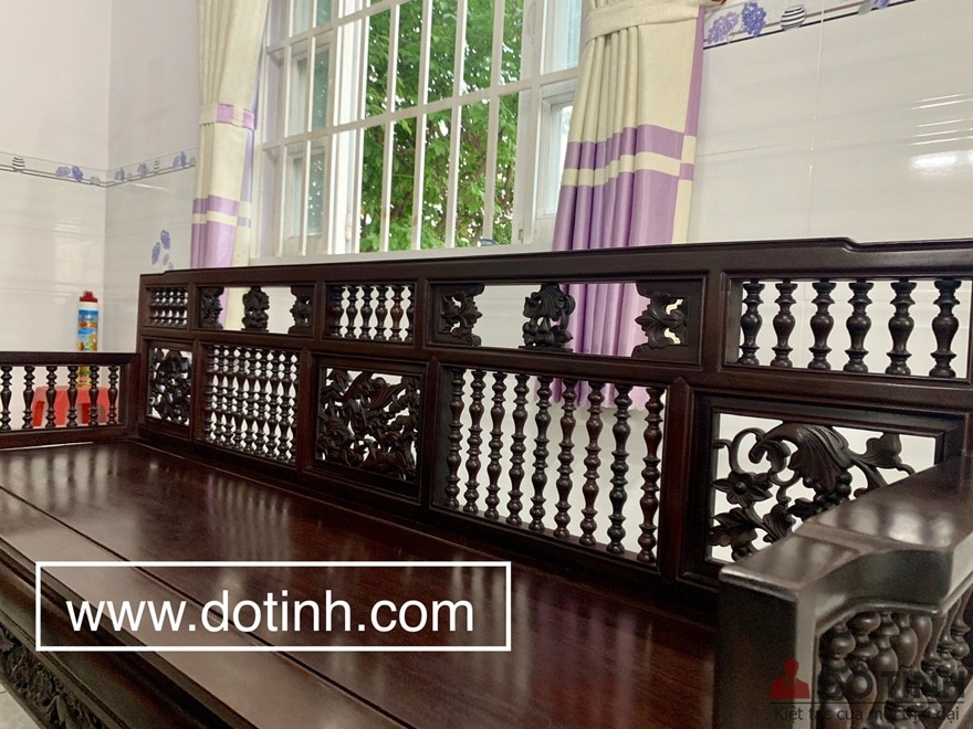 Bộ bàn ghế trường kỷ được đánh vecni trần giúp phơi ra những đường vân gỗ gụ đẹp, tự nhiên - Ảnh: Dotinh.com