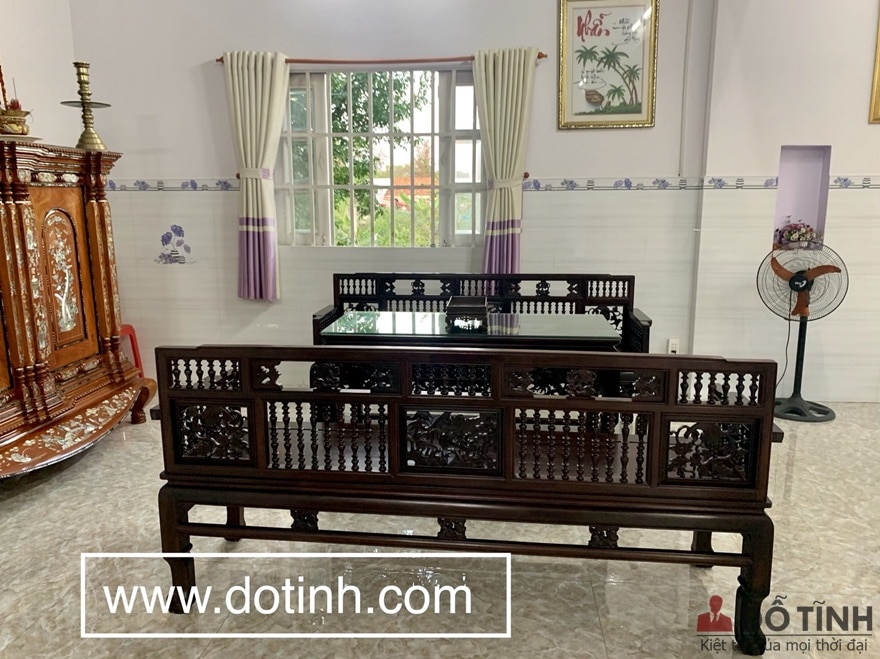 Mặt trước và mặt sau của bộ trường kỷ đều làm đều như 1 - Ảnh: Dotinh.com