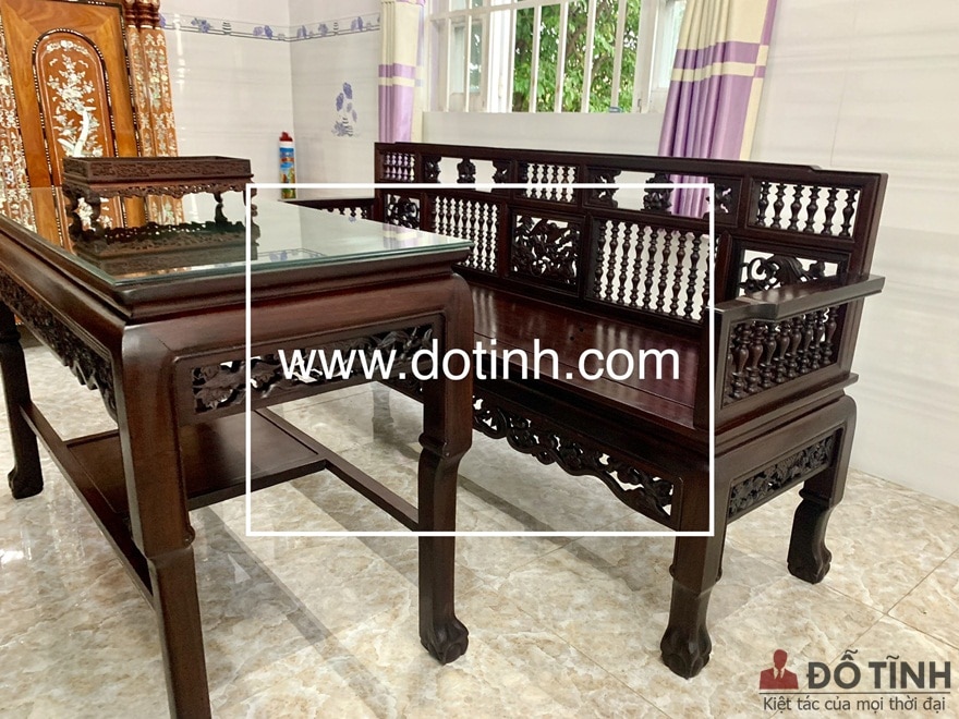Dạ bàn, dạ ghế đều được đục chạm hoa văn nuột trơn tru - Ảnh: Dotinh.com