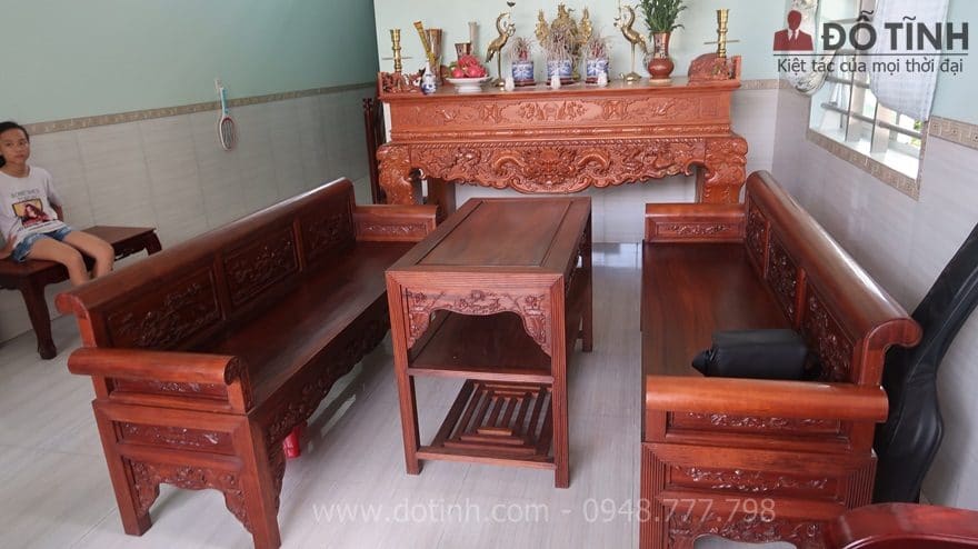 Hướng dẫn cách kê bàn ghế gỗ phòng khách nhà ống - Ảnh: Internet