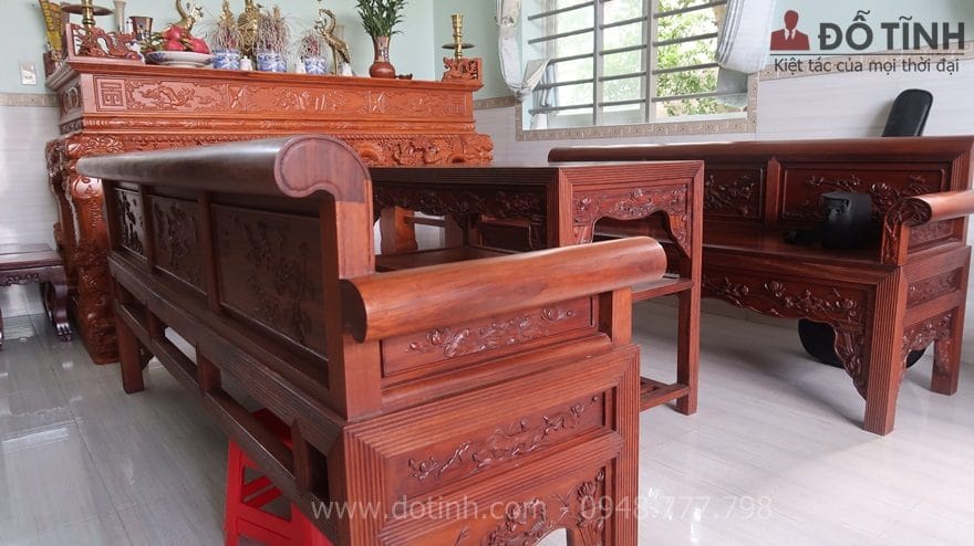 Họa tiết sen vịt được đục chạm ở hầu hết mọi nơi liễu bàn, liễu ghế, tựa ghế, tay ghế - Ảnh: Internet