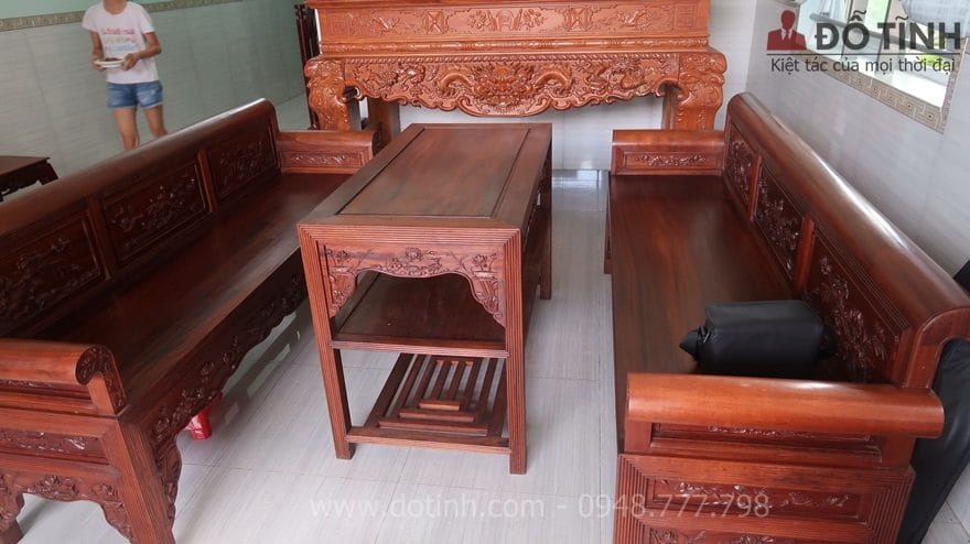Bàn được phân chia thành 2 tầng và được chà nhám kỹ càng - Ảnh: Internet