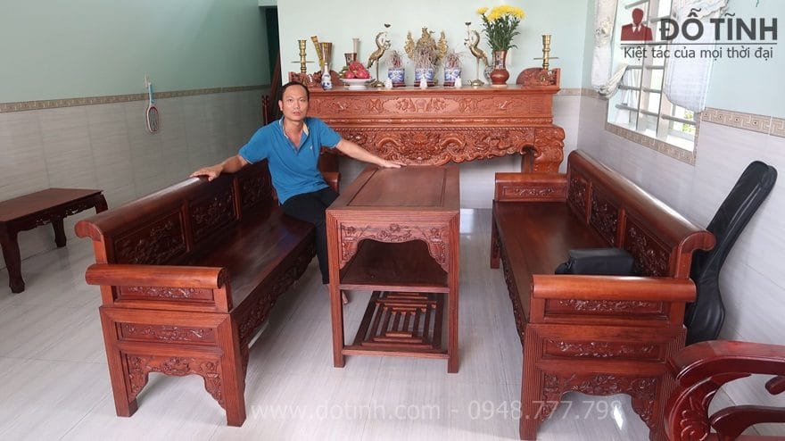 Anh Trung đang ngồi trên bộ trường kỷ bảo áp xuyên niên - Ảnh: Dotinh.com