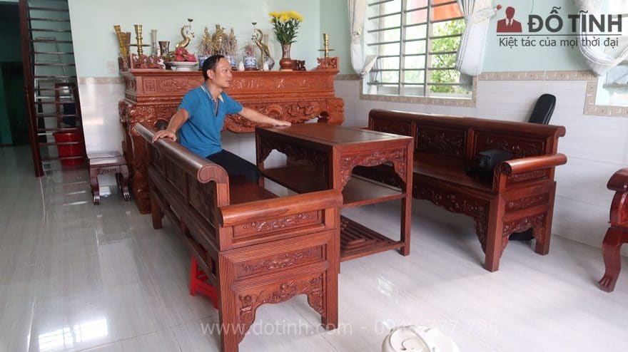 Cách kê bàn ghế gỗ cho phòng khách nhà ống: Sát cầu thang