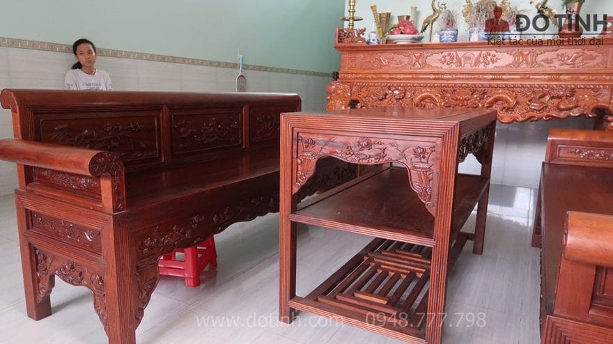 Các đường nét hoa văn bộ trường kỷ đều được chúng tôi chạm đục với đường nét rất khôn, mịn màng - Ảnh: Internet