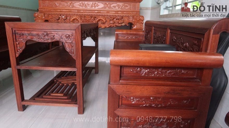 Việc đánh vecni trần ngoài bảo vệ độ ẩm mốc cho bàn ghế nó còn giúp phô diễn những đường vân gỗ hình xoắn ốc tự nhiên mang đến cho ta cảm nhận được nét đẹp sâu xa, gần gũi với thiên nhiên, cuộc sống - Ảnh: Dotinh.com