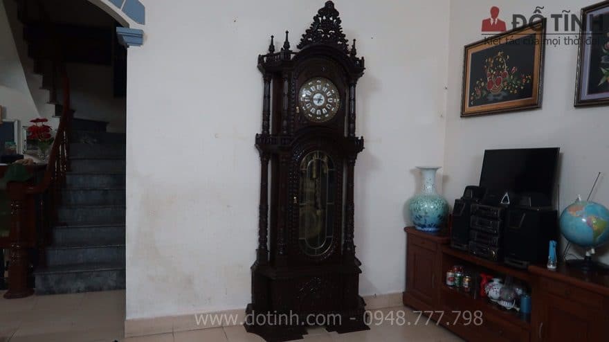Chiếc đồng hồ cây gỗ gụ DH12 luôn tỏa sáng cho không gian ngôi nhà - Ảnh: Dotinh.com