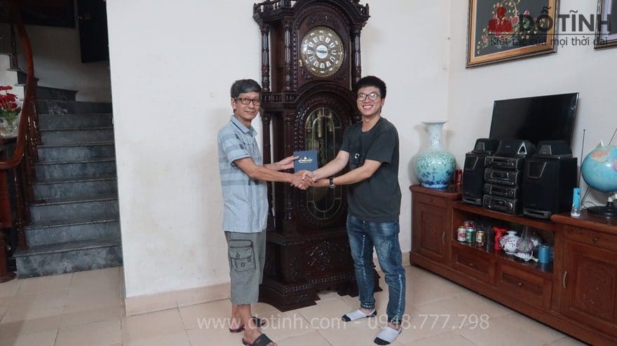 Sự hạnh phúc khi đồng hồ cây gỗ gụ DH12 đã được trao cho gia đình bác Quyết - Ảnh: Dotinh.com