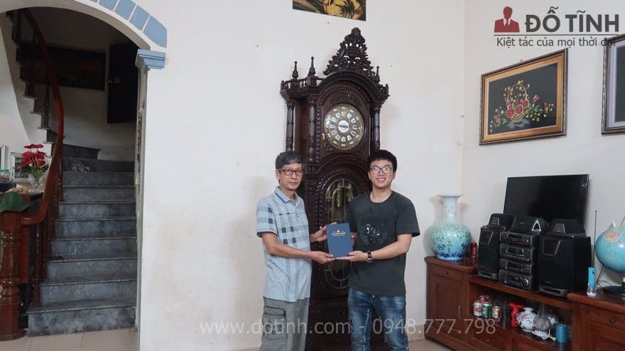 Sự hạnh phúc khi đồng hồ cây gỗ gụ DH12 đã được trao cho gia đình bác Quyết - Ảnh: Dotinh.com