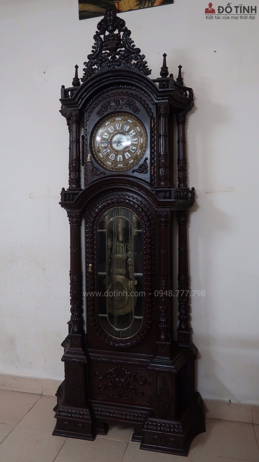 Sở hữu chiều cao hơn 2m, đồng hồ cây gỗ gụ DH12 mang trên mình kiểu dáng to khỏe, chắc chắn - Ảnh: Dotinh.com