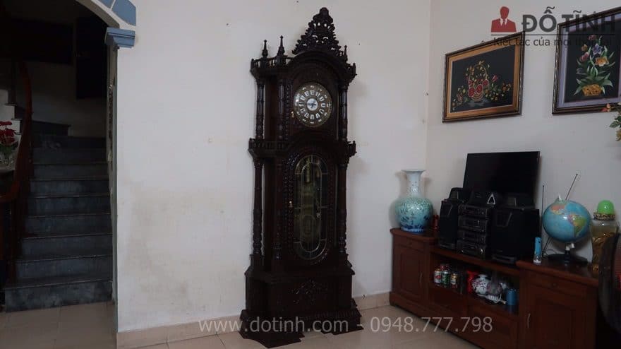 Sự hạnh phúc khi đồng hồ cây gỗ gụ DH12 đã được trao cho gia đình bác Quyết - Ảnh: Dotinh.com