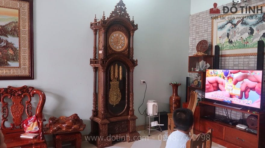 Bàn giao đồng hồ cây gỗ mun đuôi công tại Điện Biên - Ảnh: Internet