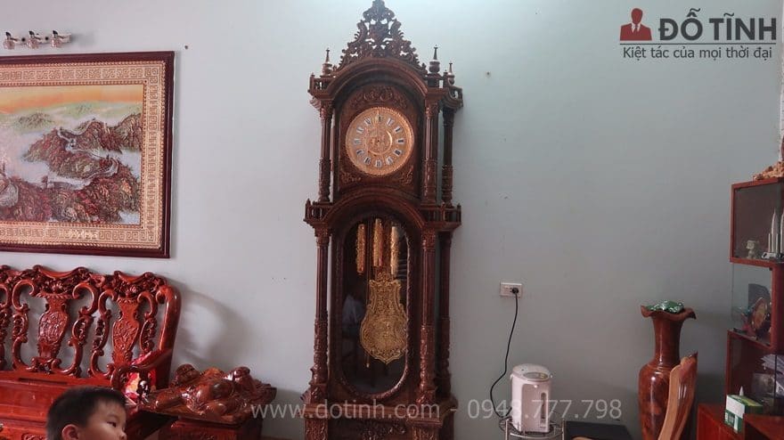 Vỏ đồng hồ DH04 được cấu thành bởi gần 100 chi tiết lớn bé, nhưng điểm nổi bật nhất đó là 8 cột trụ đứng chắc chắn giúp cho bộ đồng hồ đứng vững chắc - Ảnh: Internet