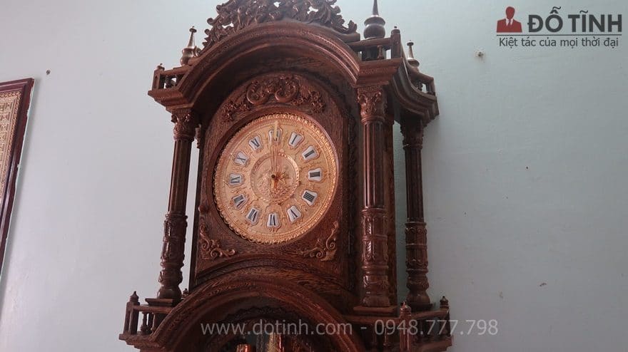 Mặt đồng hồ được dát vàng 24k và nổi lên hàng chữ La Mã - Ảnh: Internet