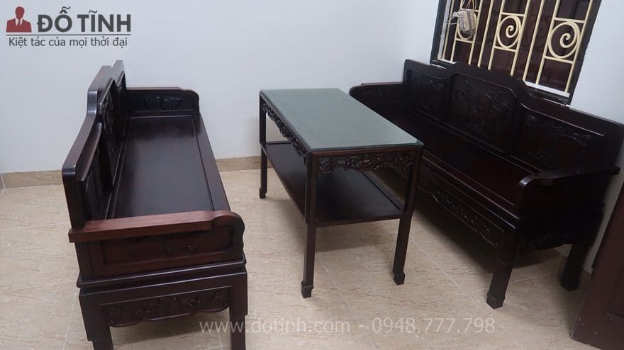 Bàn giao bộ trường kỷ tam sơn vai bò cho anh Tuấn tại Hoàng Hoa Thám, Hà Nội - Ảnh: Dotinh.com