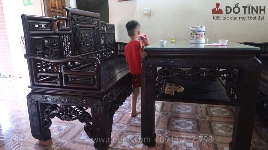 Bàn giao bộ trường kỷ cổ đồ đại tại Hà Nội - Ảnh: Internet
