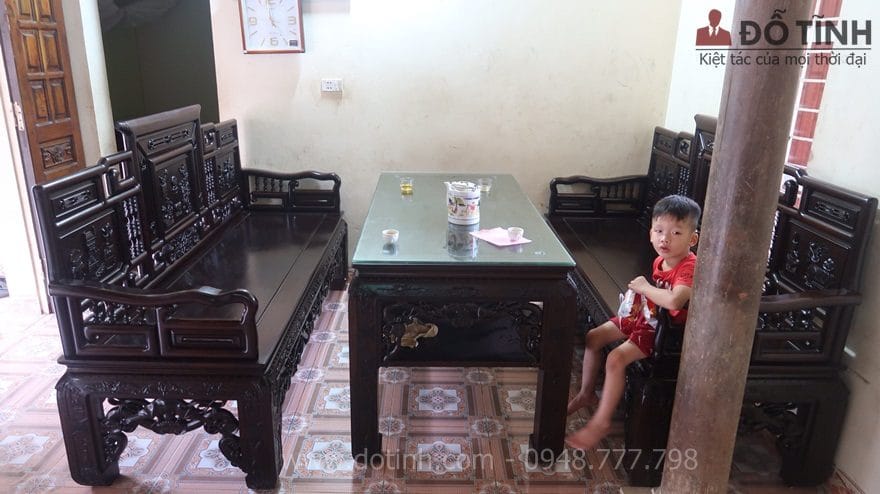 Bàn giao bộ trường kỷ cổ đồ đại tại Hà Nội - Ảnh: Internet