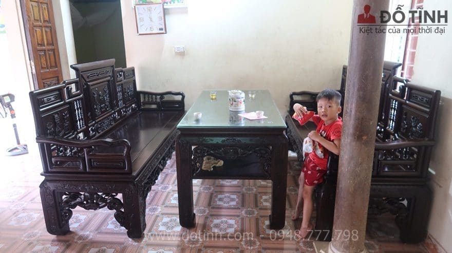 Bàn giao bộ trường kỷ cổ đồ đại tại Hà Nội - Ảnh: Internet