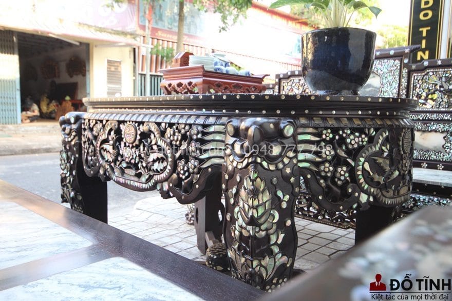 Nghệ thuật khảm ốc được nhấn nhá nhịp nhàng trên xung quanh chân ghế biểu hiện sự vững trãi, uy nghi – Ảnh: Dotinh.com