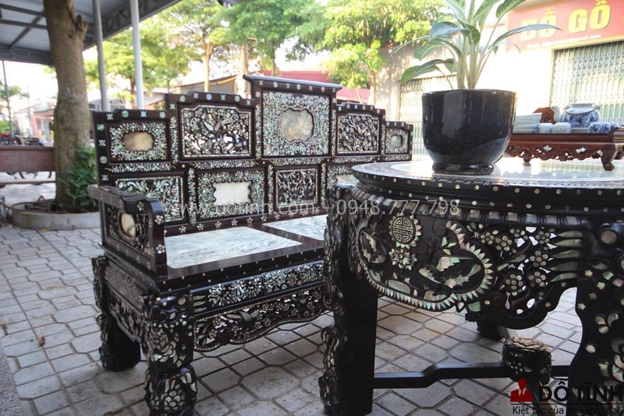 Trong hàng vạn những chi tiết của bộ ghế trường kỷ ngũ sơn khảm ốc thì mỗi chi tiết đều được chúng tôi cắt và sắp xếp sao cho tổng thể mỗi khóm cây, lá trúc, khóm tùng đạt độ thoáng và đẹp mắt nhất - Ảnh: Dotinh.com