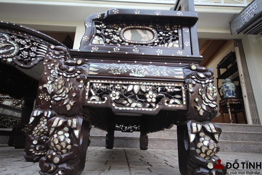 Sự hoành tráng, bề thế của bộ bàn ghế trường kỷ ngũ sơn Huế khảm ốc - Ảnh: Dotinh.com