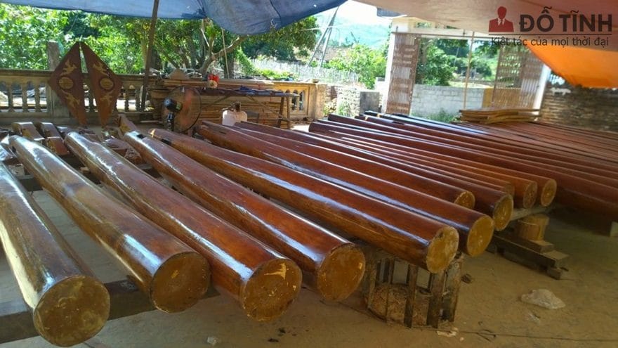 Nhờ vào độ cứng, chịu được va đập mà gỗ lim được sử dụng làm cột, kèo từ xưa đến nay - Ảnh: Internet