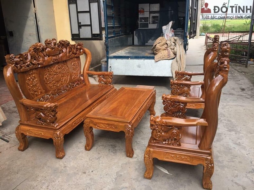 Bàn ghế gỗ lim - Ảnh: Internet