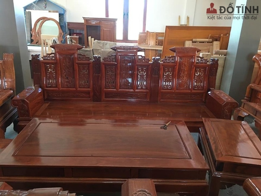 Bàn ghế gỗ lim - Ảnh: Internet