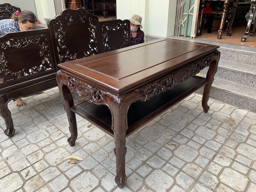 Mặt bàn phẳng lì như 1 tấm gương soi - Ảnh: Dotinh.com