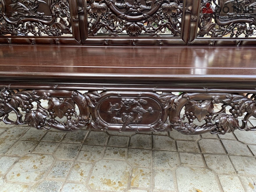 Bộ trường kỷ đã dược đưa ra ngoài sân để trau truốt lại và chuẩn bị đóng gói về Ngô Quyền Hải Phòng - Ảnh: Dotinh.com