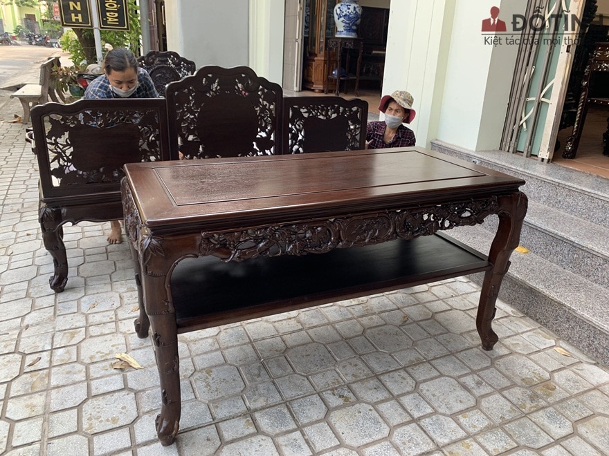 Những người thợ đang trau truốt lại chi tiết hoa văn để bộ ghế trở nên đậm đà hơn - Ảnh: Dotinh.com