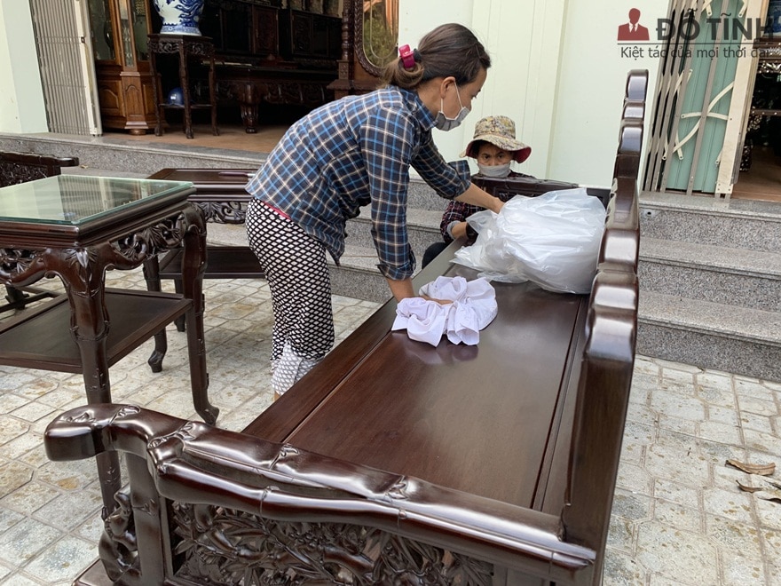 Mặt bàn, và đôn ghế đều được ốp những tấm kính bảo vệ sự trầy xước, bong tróc - Ảnh: Dotinh.com
