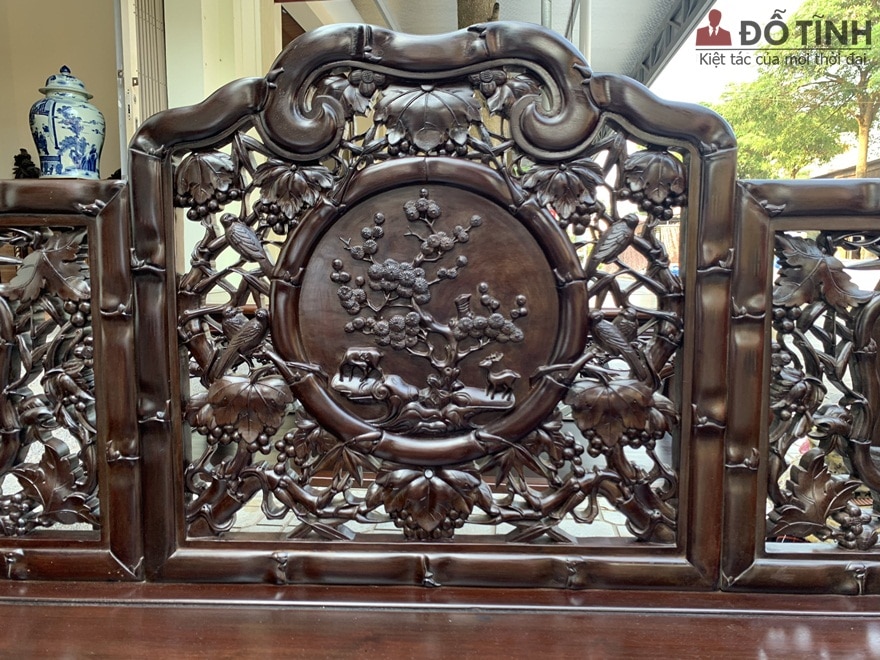 Biểu tượng vòng tròn ở tựa ghế trung tâm tượng trưng cho sự tròn đầy, viên mãn, hạnh phúc, sung túc của gia chủ - Ảnh: Dotinh.com