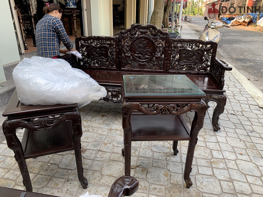 Người thợ đang lau chùi lại để chuẩn bị đóng gói bộ ghế về Hải Phòng - Ảnh: Dotinh.com