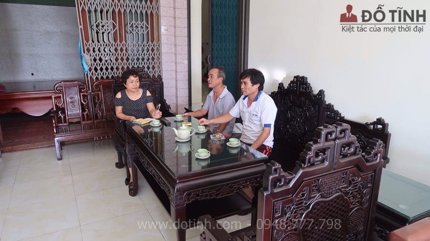 Được ngồi trên chiếc trường kỷ to dài rộng bác Nga và mọi người cảm thấy thư thái, thoải mái - Ảnh: Internet