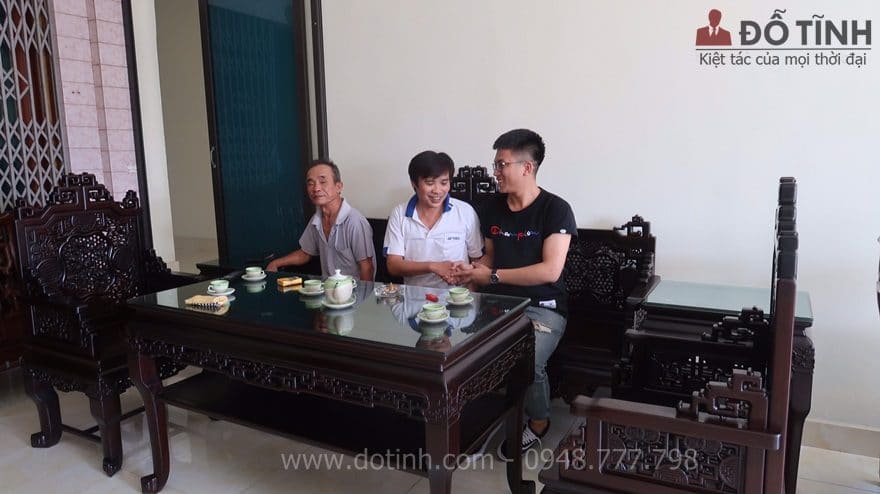 Nhìn bộ ghế trường kỷ Huế ngũ lân rất khỏe khoắn, kiêu xa - Ảnh: Internet