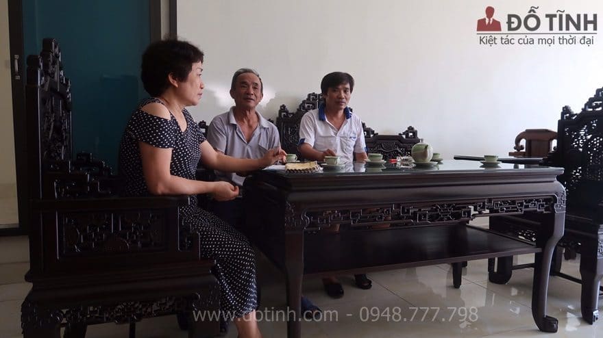 Bàn được thiết kế 2 tầng với tầng dưới để bạn có thể để chè, cốc chén dưới gầm bàn rất tiện lợi, tiện dụng - Ảnh: Dotinh.com
