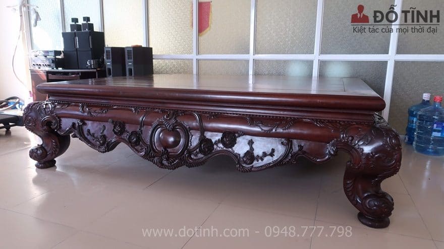Nhìn đi nhìn lại, bộ sập gỗ gụ louis cỡ đại luôn hút mắt người xem với tâm điểm hình tròn ở giữa - Ảnh: Dotinh.com