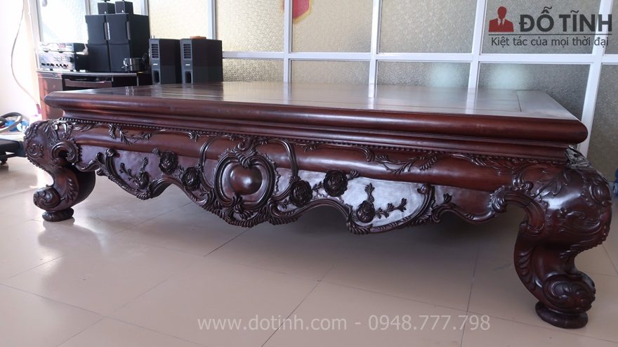 Chiếc sập gỗ gụ louis tại Hải Dương nhìn kiểu dáng thanh nhẹ đậm chất hoàng gia - Ảnh: Dotinh.com