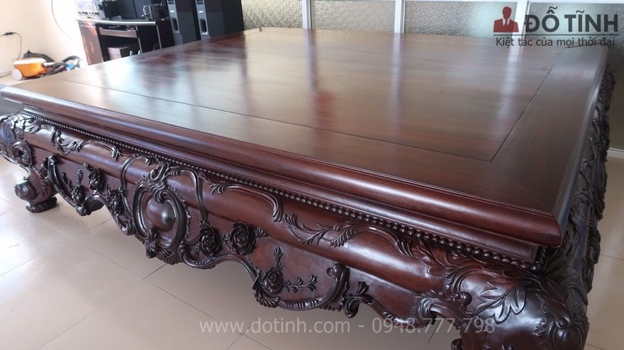 Mặt sập gỗ gụ Louis bóng sang như gương, mịn màng như tơ - Ảnh: Dotinh.com