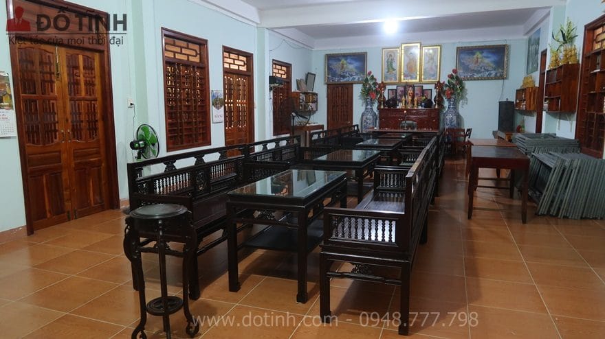 Mặt bàn đều được phủ tấm kính cường lực để bảo vệ sự trầy xước, bong tróc - Ảnh: Dotinh.com
