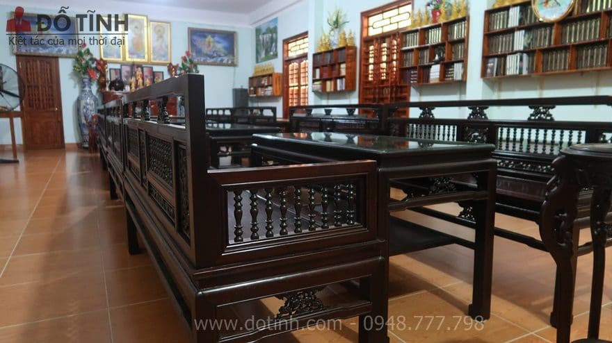 Bộ trường kỷ song tiện luôn cứng cáp, khỏe khoắn tỏa sáng thanh lịch cho ngôi chùa - Ảnh: Dotinh.com